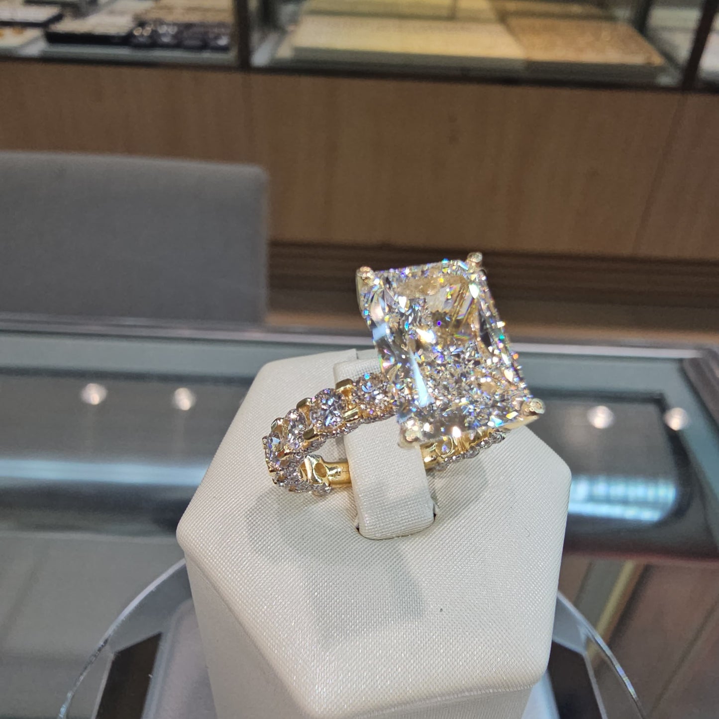 14k Yellow Gold 7 ct total( center 5ct vvs2 F ) LGD
