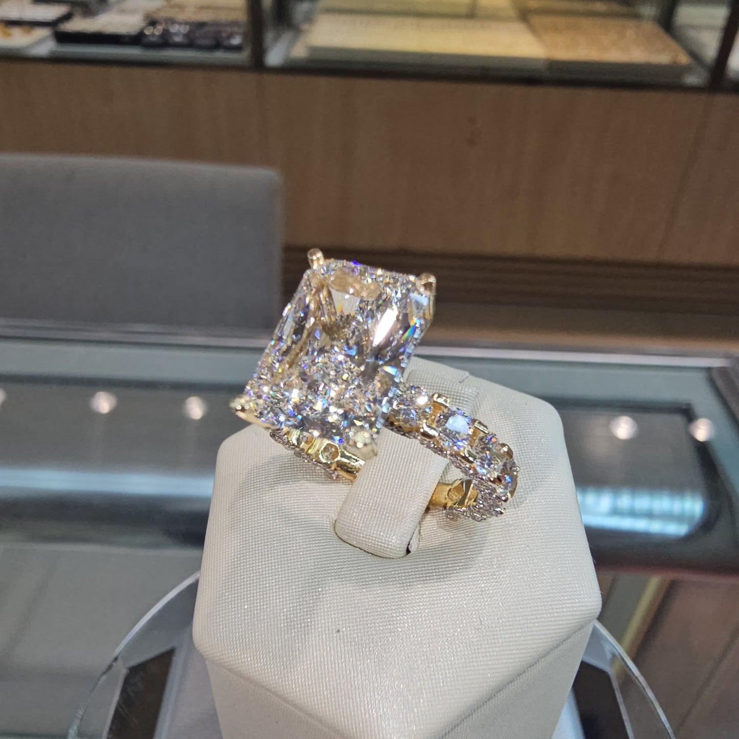 14k Yellow Gold 7 ct total( center 5ct vvs2 F ) LGD